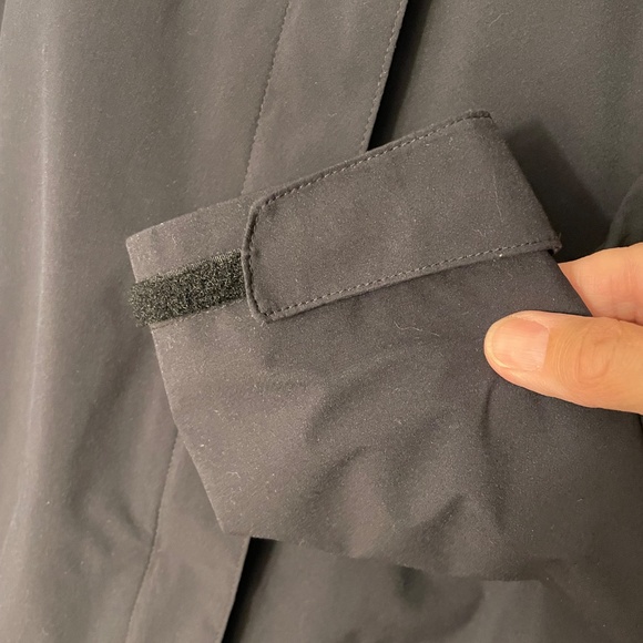 Columbia Windbreaker Jacket - Black with Hood and Velcro Closures - Picture 7 of 15